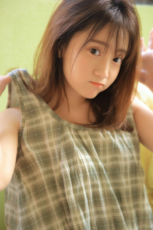 年轻妈妈遮肉上衣